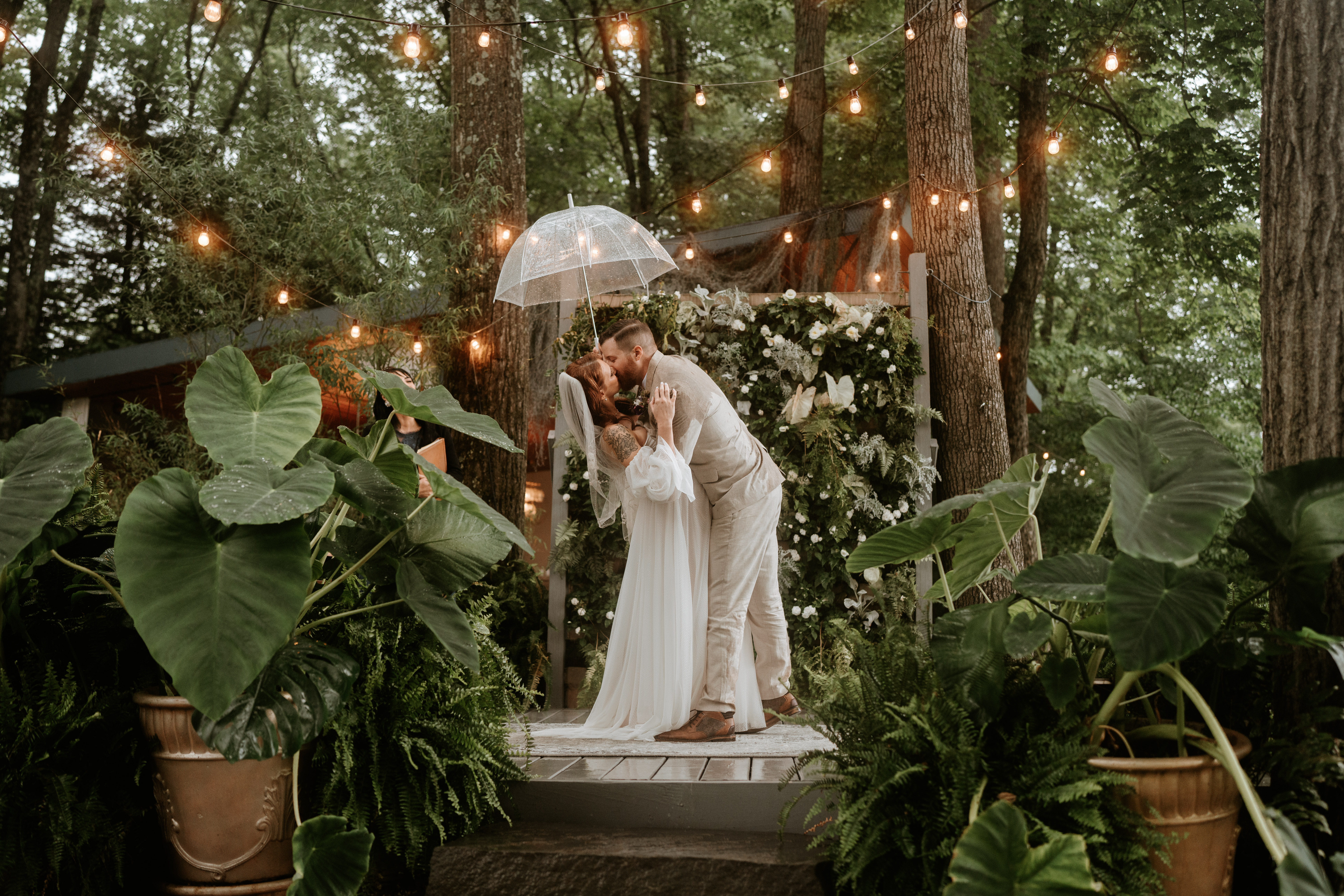 Couples kiss at ceremony in the rain at Promise Ridge in Stroudsburg, PA